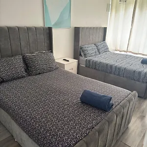 New! Xtra Large 4 Bedroom Up To 12 Guests Apartment London